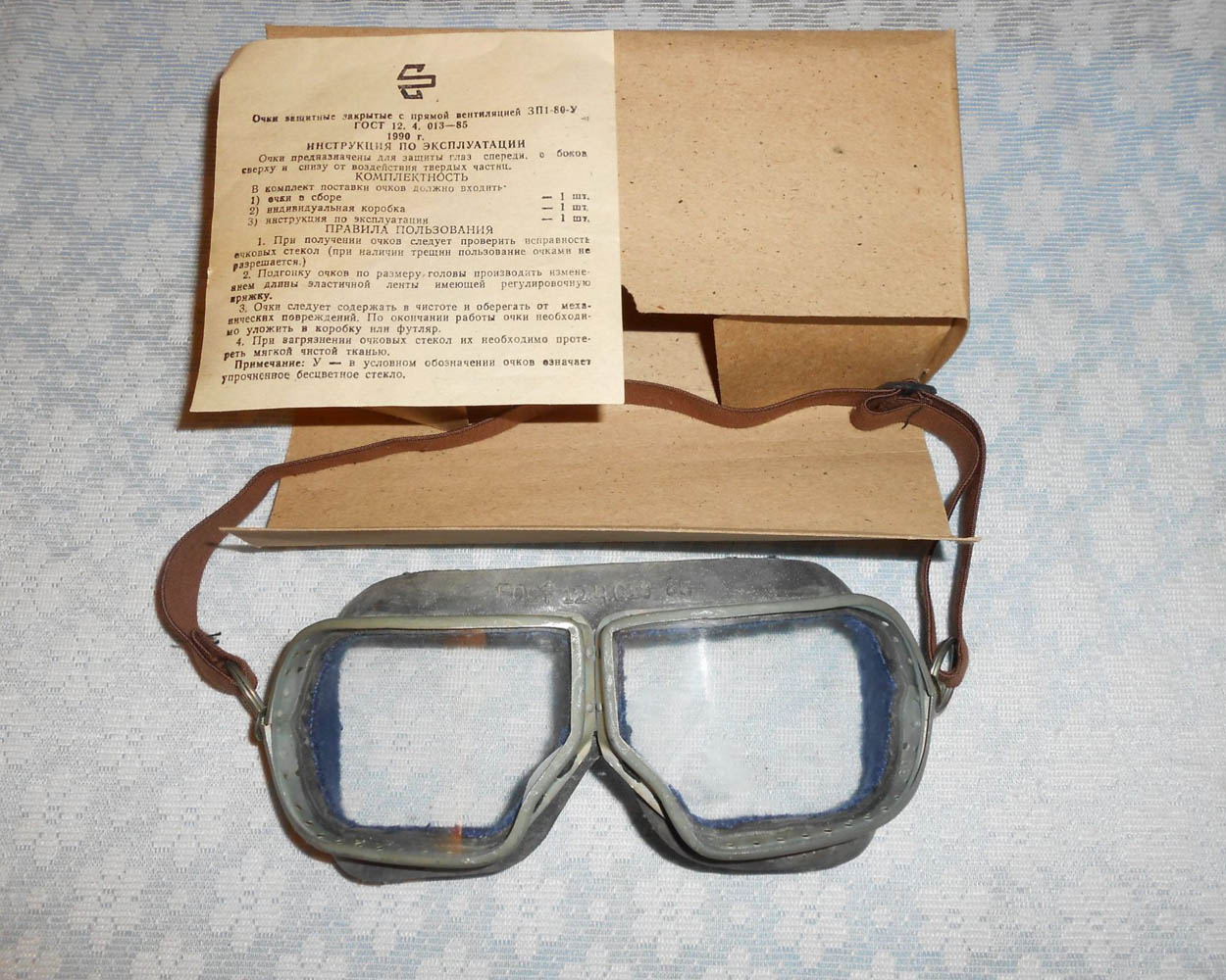 金属ケースとロシア空軍パイロットレザーゴーグル