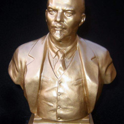 Busto dorato sovietico del rivoluzionario russo comunista Lenin