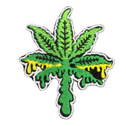 Toppa termoadesiva/velcro ricamata in foglio di cannabis tossica