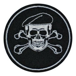 Airsoft Totenkopf im Barett bestickt zum Aufnähen / Aufbügeln / Klettpatch