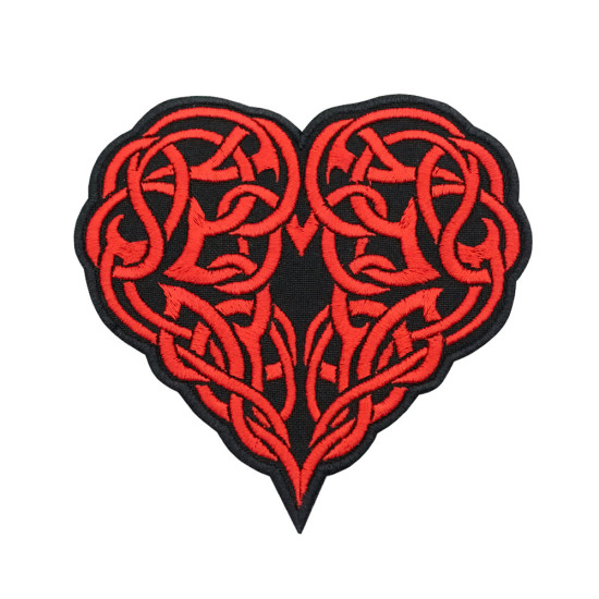 Parche termoadhesivo bordado con adorno celta de corazón en la manga