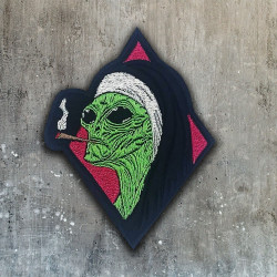 Suora aliena che fuma una sigaretta. Adesivo termoadesivo UFO ricamato