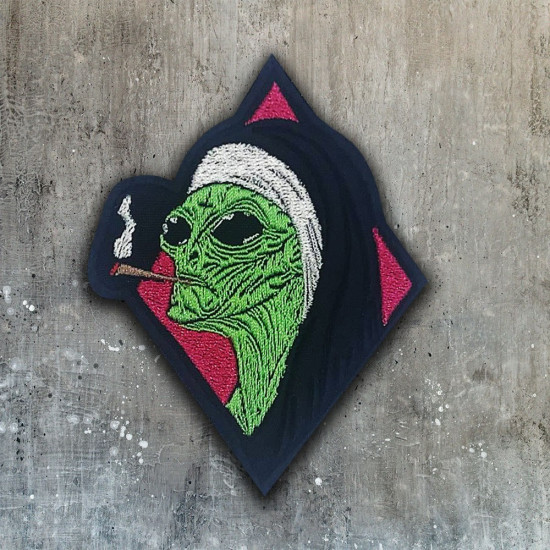 Parche de monja alienígena fumando un cigarrillo Adhesivo termoadhesivo OVNI bordado