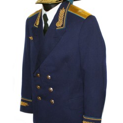 帽子を持つ本物のソ連空軍将軍の制服