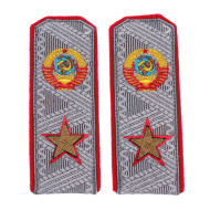 Mariscales del ejército de la URSS desfilan los epaulettes para el abrigo