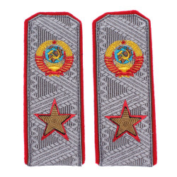 Mariscales del ejército de la URSS desfilan los epaulettes para el abrigo