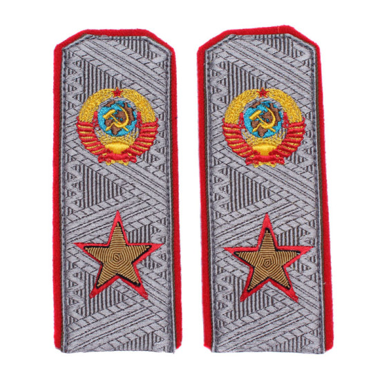 Mariscales del ejército de la URSS desfilan los epaulettes para el abrigo