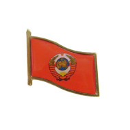 赤い旗にソ連の腕を持つ小さなバッジ