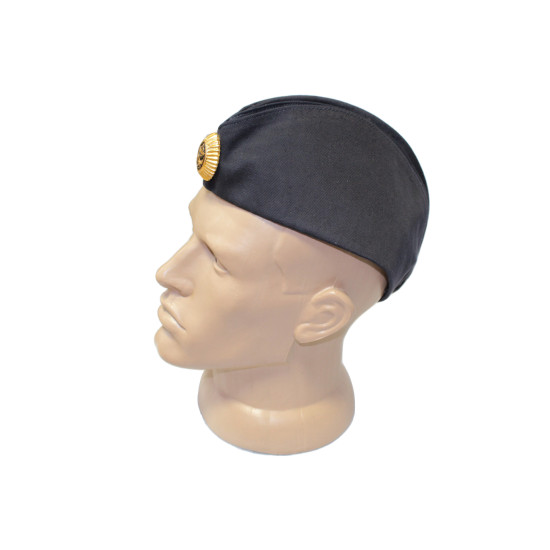 Il cappello nero Pilotka dell'ufficiale navale sovietico