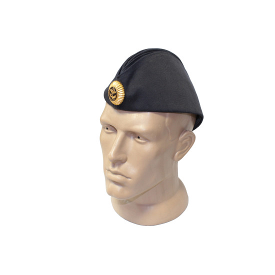 Der schwarze Hut des sowjetischen Marineoffiziers Pilotka
