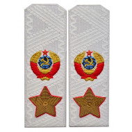 Spalline sovietiche di URSS MARSHAL sovietico spalline su una replica di camicia