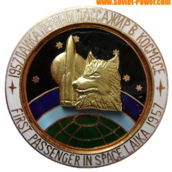 SOVIET SPACE BADGE Primer pasajero en el espacio LAIKA