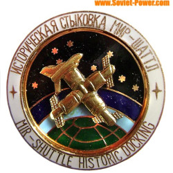 Amarrage historique de la station spatiale soviétique BADGE Mir Shuttle