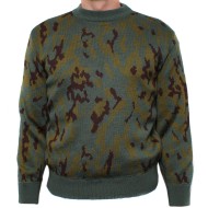 ロシアの将校は、近代的なカモフラージュのセーターを暖かく