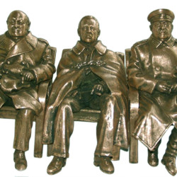 "Los tres grandes" Conferencia bronce de Stalin, Roosevelt y Churchill