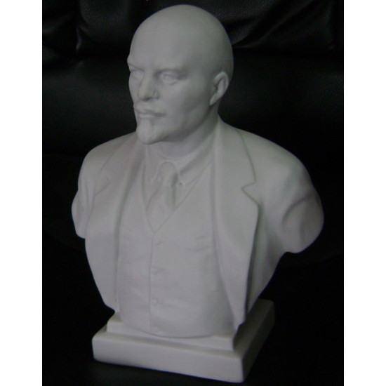 LFZ 出身の共産主義革命家、ウラジーミル・イリイチ・ウリヤノフ (別名レーニン) の胸像