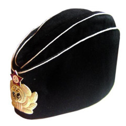 Il cappello estivo nero dell'ufficiale navale sovietico Russian Pilotka